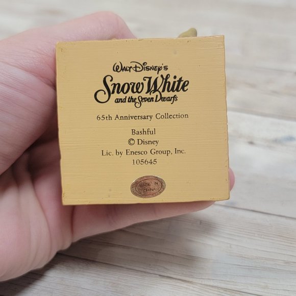 Walt Disney Figure Snow White & 65th Anniversary Bashful 2002 Enesco - Picture 4 of 13